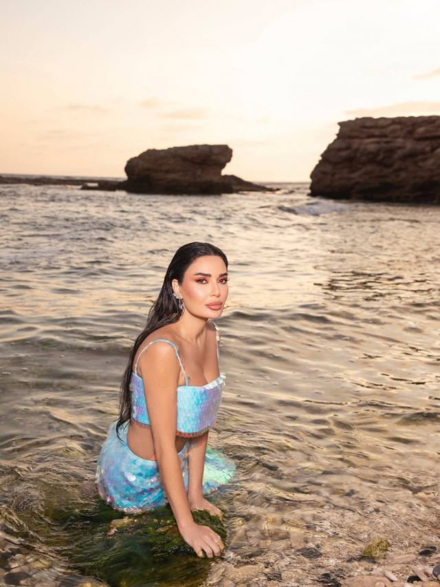 سيرين عبد النور تتألق بفستان جريء من الترتر الأزرق