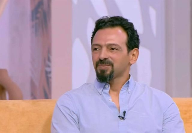 النجوم في عزاء تيمور تيمور وانهيار ابنه في أحضان السقا (صور)