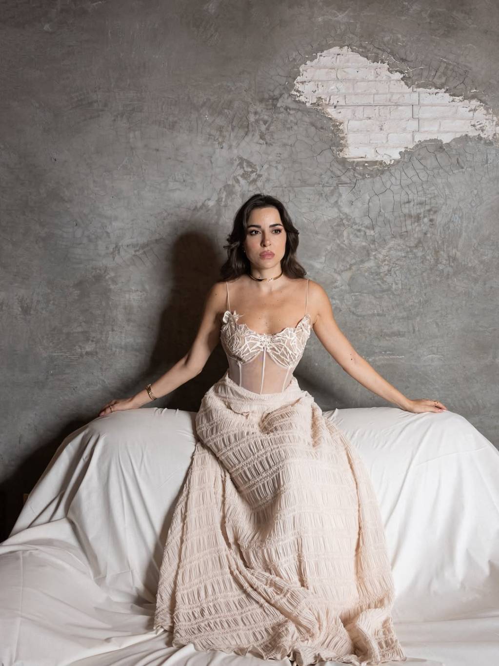 سارة أبي كنعان تتألق بفستان ناعم بتفاصيل جريئة