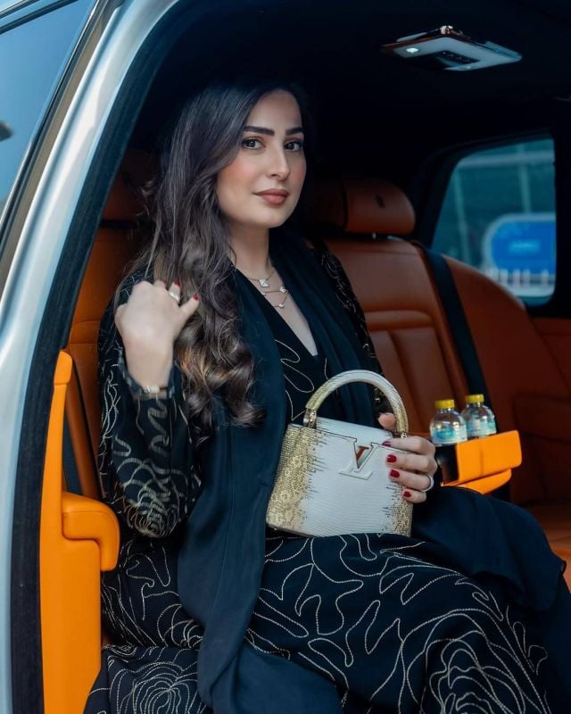 رؤى الصبان تروي قصة تعارفها على زوجها حمود الفايز (فيديو)