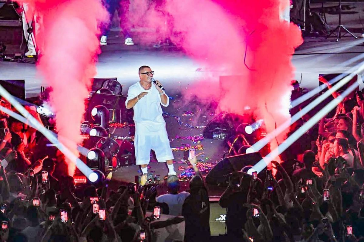 مزح وحماس وسلطنة... أجواء مختلفة في حفل عمرو دياب في بيروت