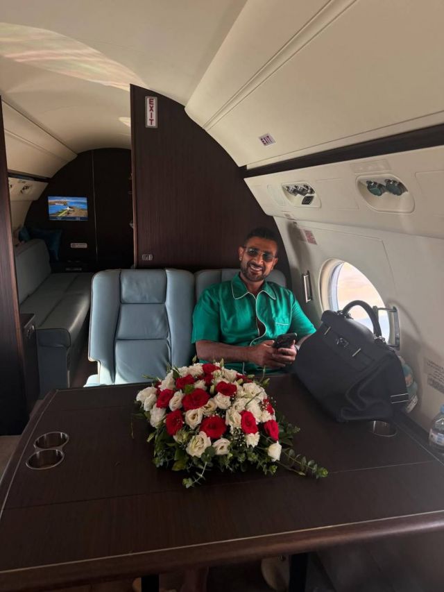 أحمد سعد على متن طائرة خاصة ويعيد الجدل حول 