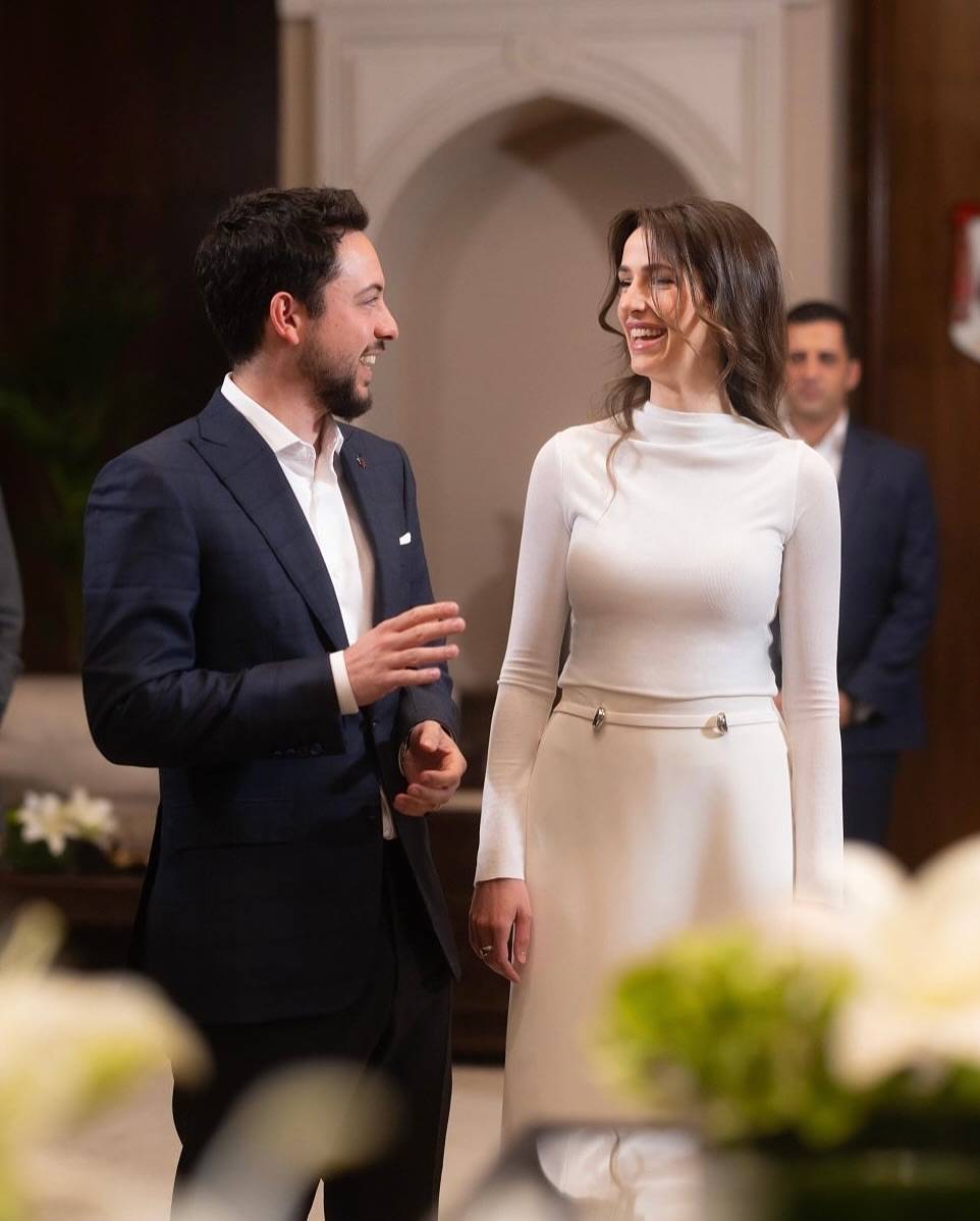 الأميرة رجوة الحسين بالأبيض تستقبل والأمير الحسين أوائل الأردن 