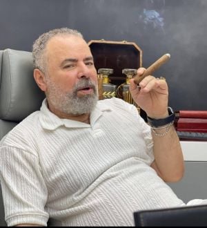 الفنان صبحي خليل يودع والدته بغياب النجوم