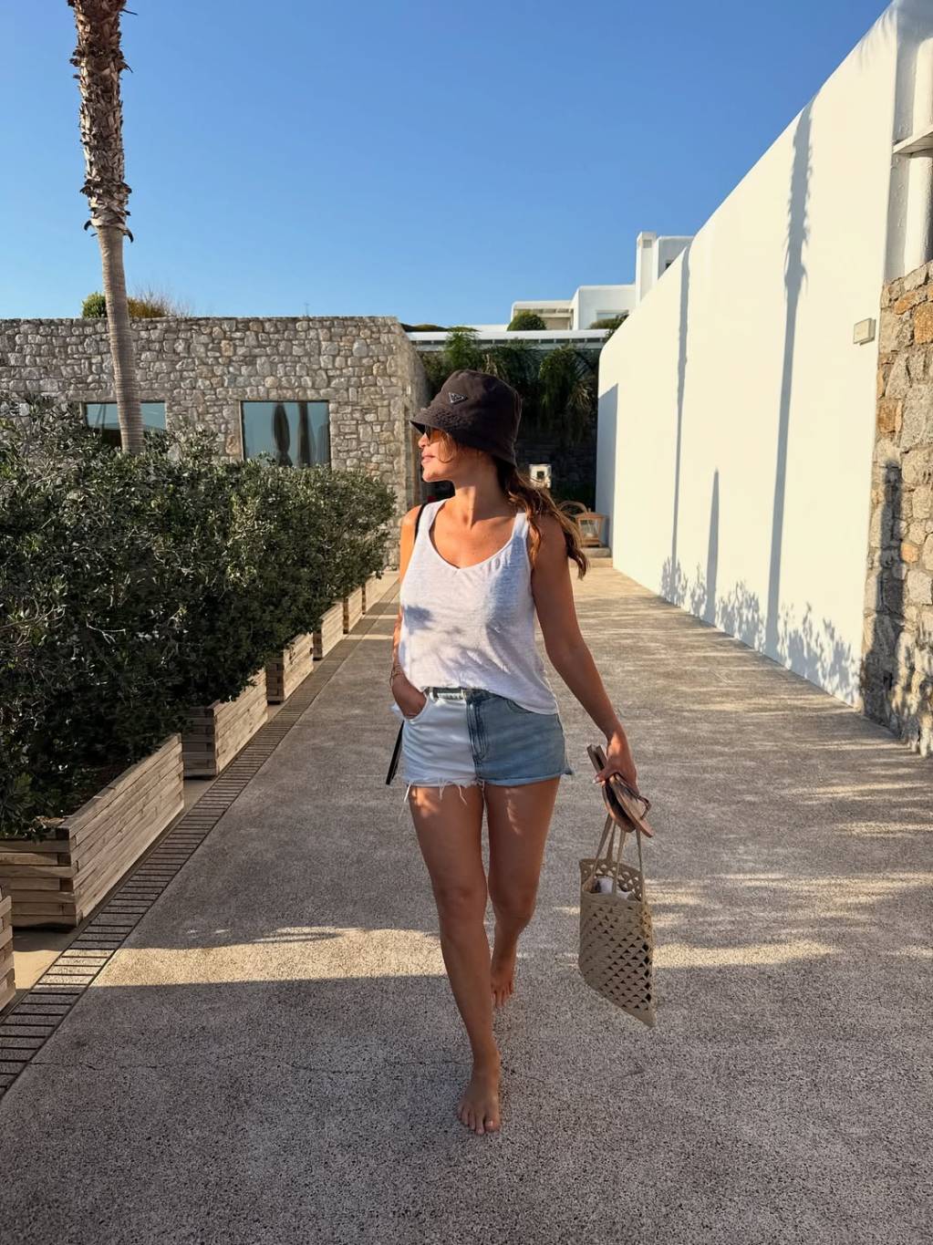 جيهان علامة حافية بموضة الصيف: هوت شوت وتوب تانك