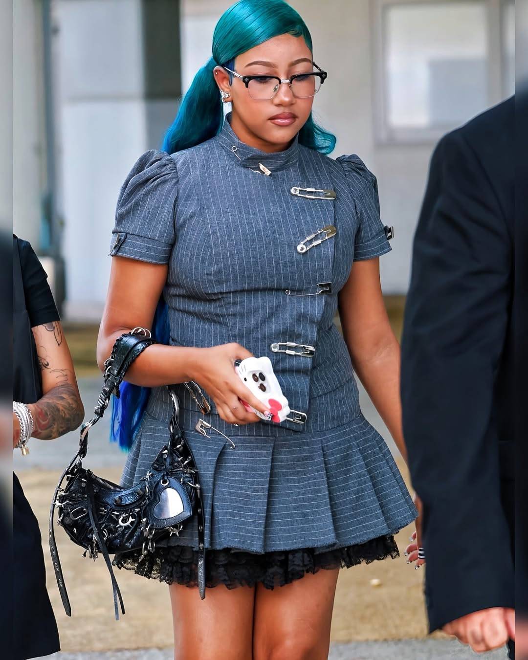 إبنة كيم كارداشيان تثير الجدل بأجدد إطلالة لها.. غير مناسبة لسنها 3 NorthandKimarriveinvenicefortheVeniceFilmFestivalsoclassyyynorthwestkimkardashi 696006