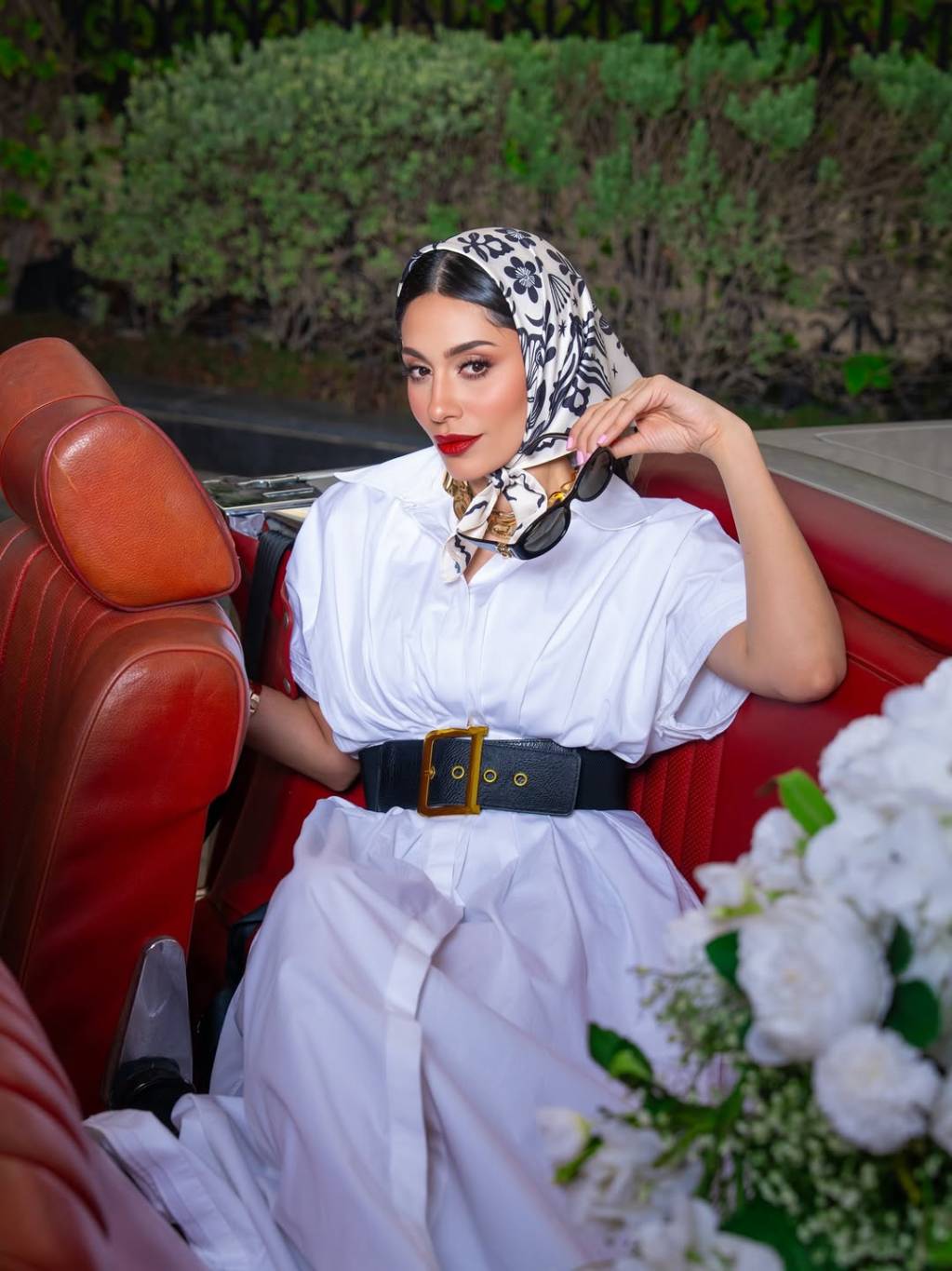 إلهام علي تلفت الأنظار بصيحة الوشاح والفستان الأبيض