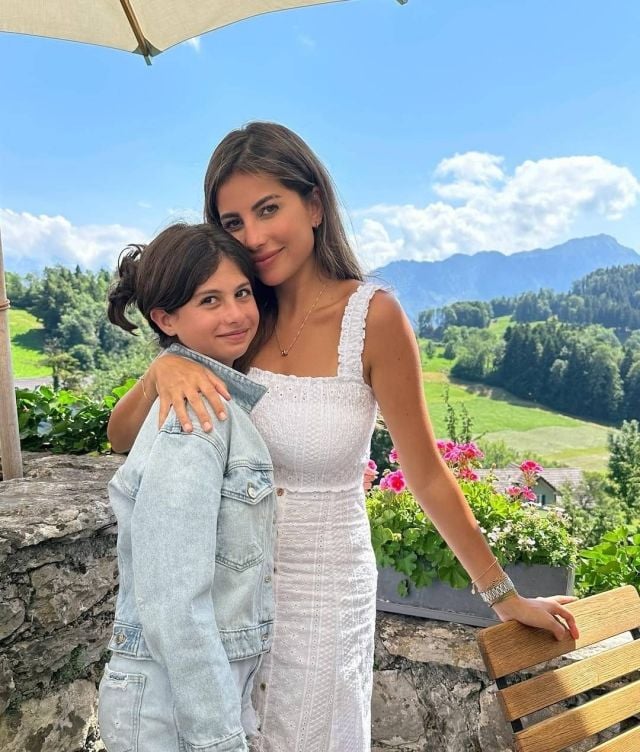 الاعلامية سارة مراد مع ابنتها