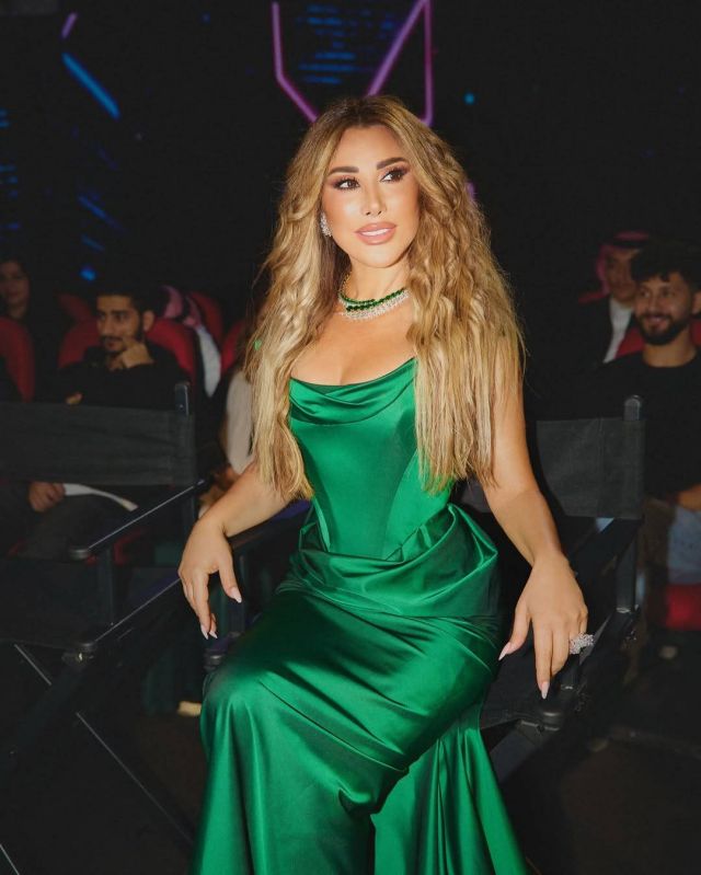 نجوى كرم بفستان ساتان أخضر محدد 