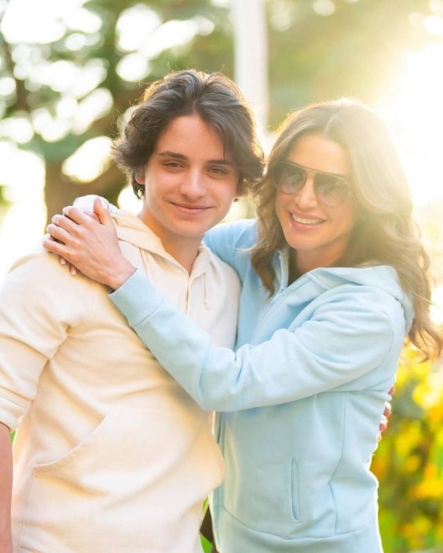 إطلالة الهودي: الراحة مع لمسة ملكية