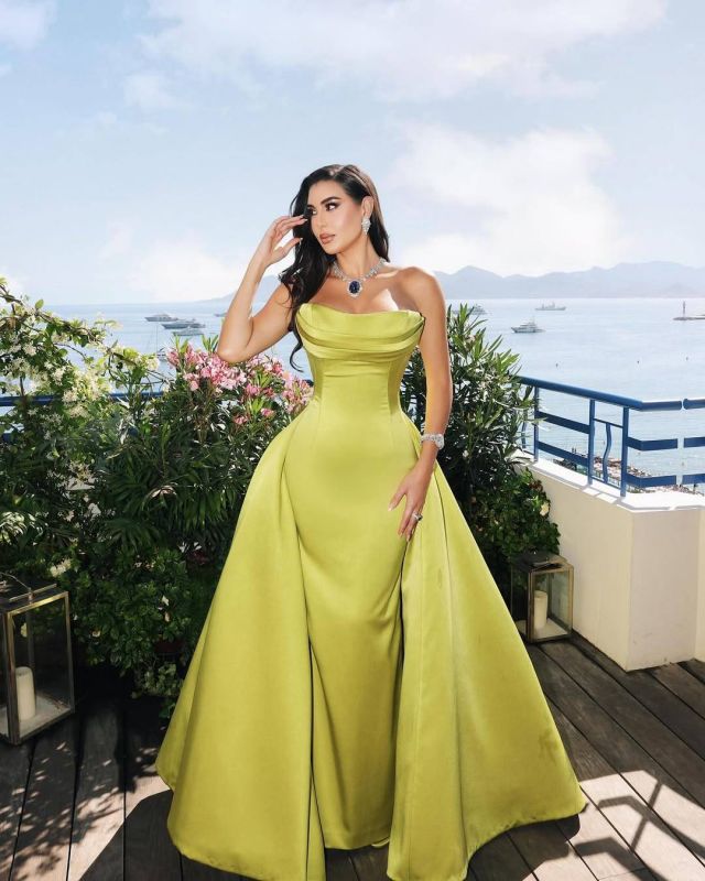 ما سرّ اعتماد ياسمين صبري على الفساتين الملوّنة هذا الصيف؟