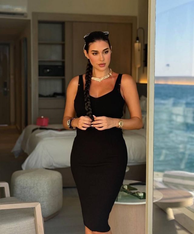 الكحل البارز مع الفستان الأسود: لمسة كلاسيكية فاخرة