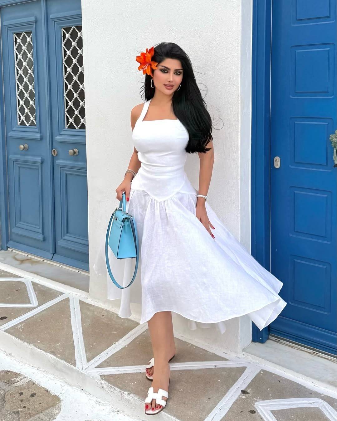 ملكة كابلي تتألق بالفساتين البيضاء بتصاميم مختلفة