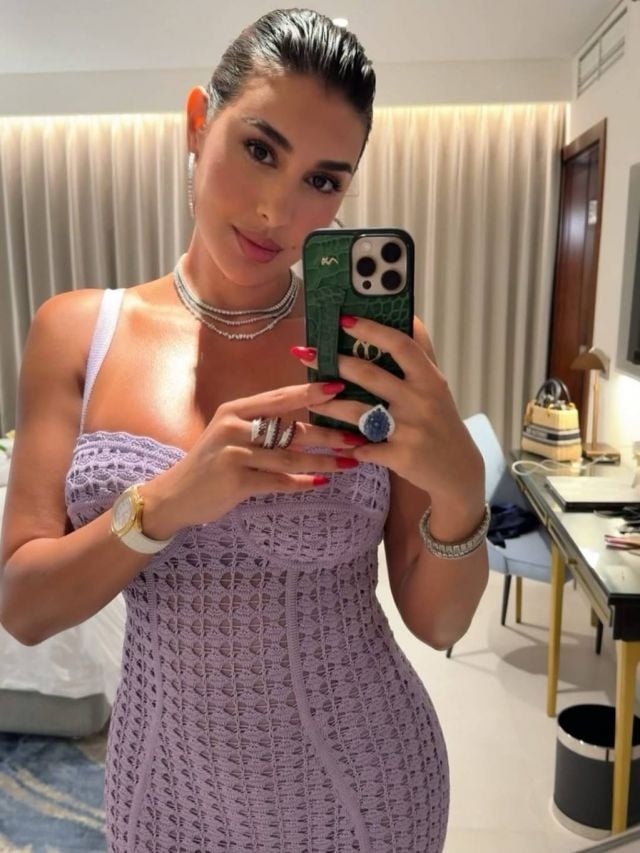 الكحل الجريء مع فستان الكورسيه: نظرات آسرة بطابع درامي