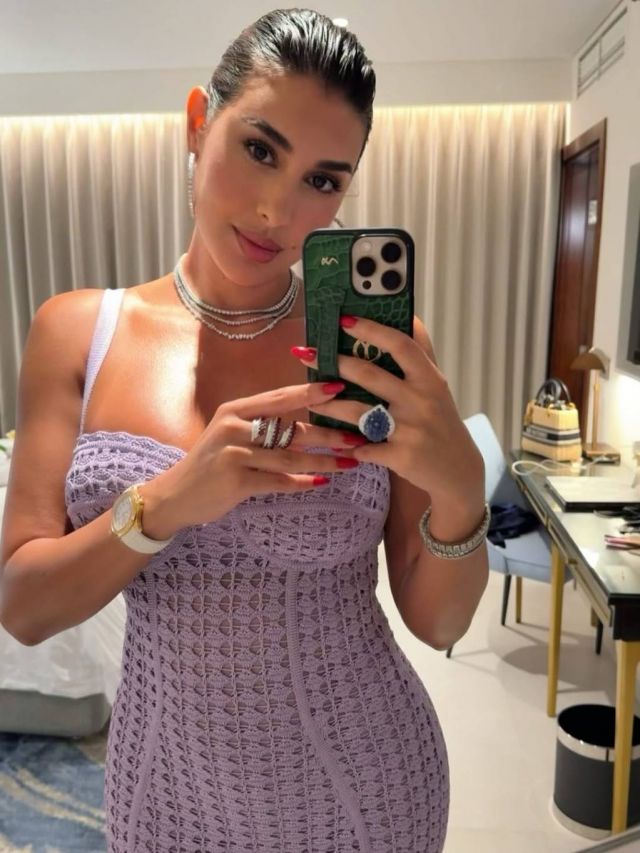 ياسمين صبري بالفستان الميدي الضيق 