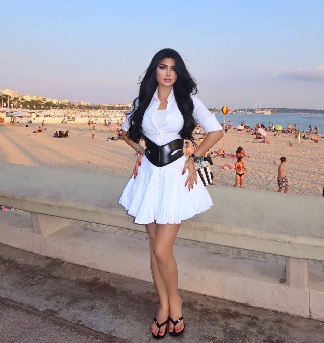 ملكة كابلي بالفستان الأبيض 