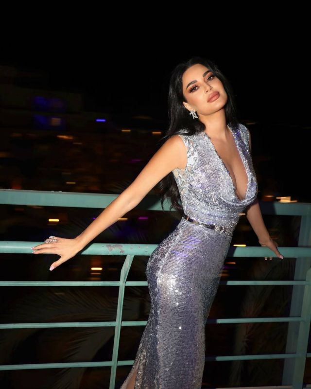 تفاصيل اطلالة سيرين عبد النور بأسلوب براق من طوني ورد 