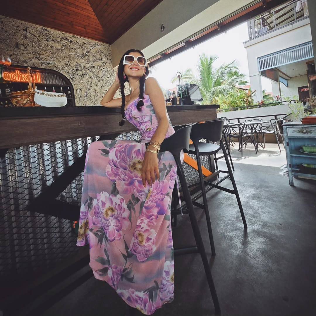 مي عمر بالفستان الوردي المنقّش 