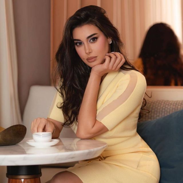 الكحل الناعم مع الألوان الباستيلية: نعومة وأنوثة متوازنة