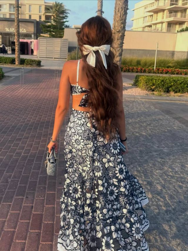 هنا الزاهد بفستان منقّش بالورود بقصّة صيفية