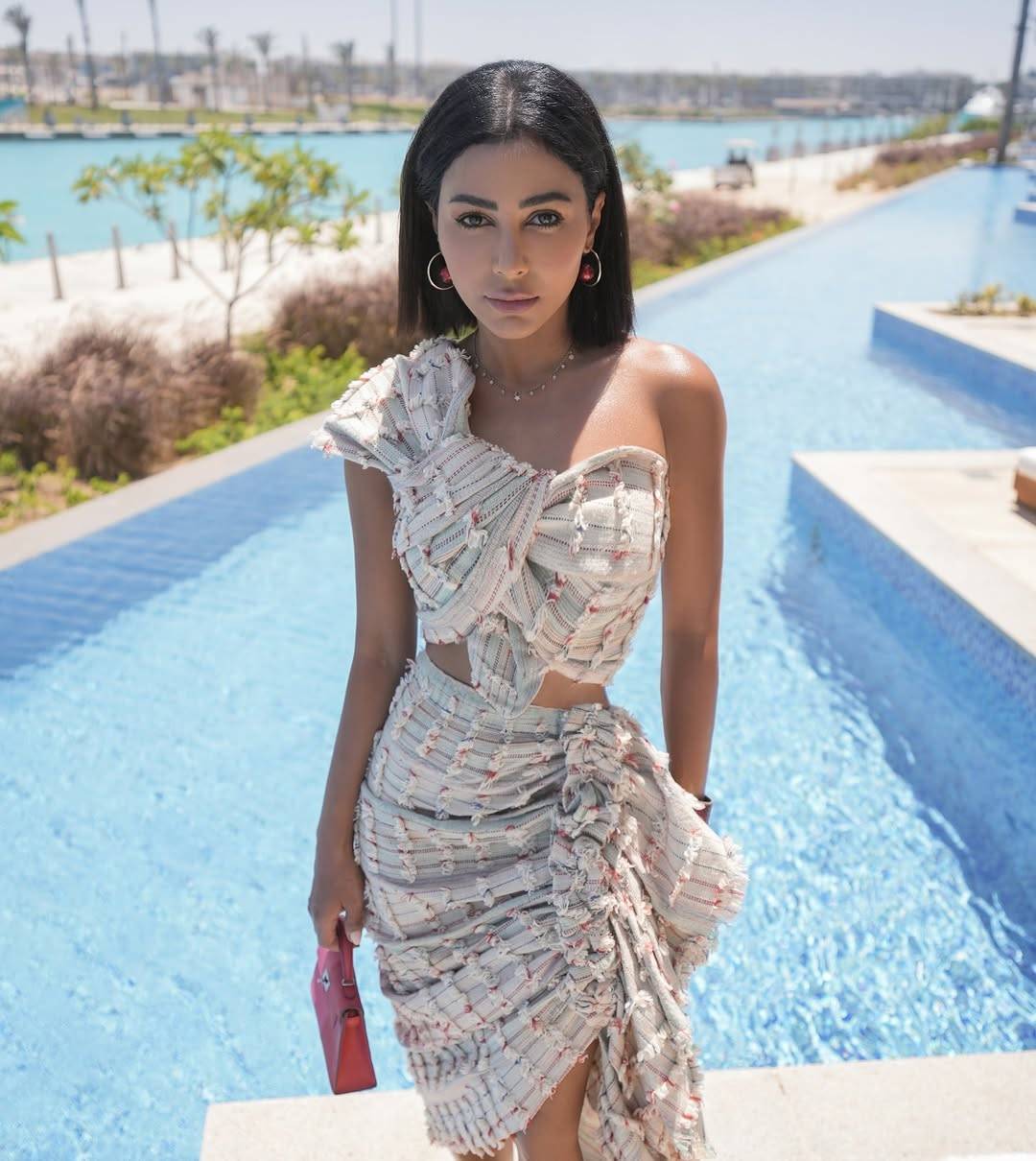 مهيرة عبد العزيز تعتمد صيحة الشال بتصميم عصري أنيق