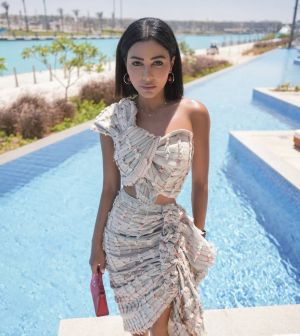 مهيرة عبد العزيز تعتمد صيحة الشال بتصميم عصري أنيق