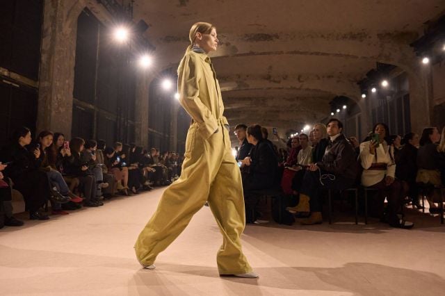 اللون الاصفر الخردلي موضة أساسية في موسم خريف 2025 المقبل