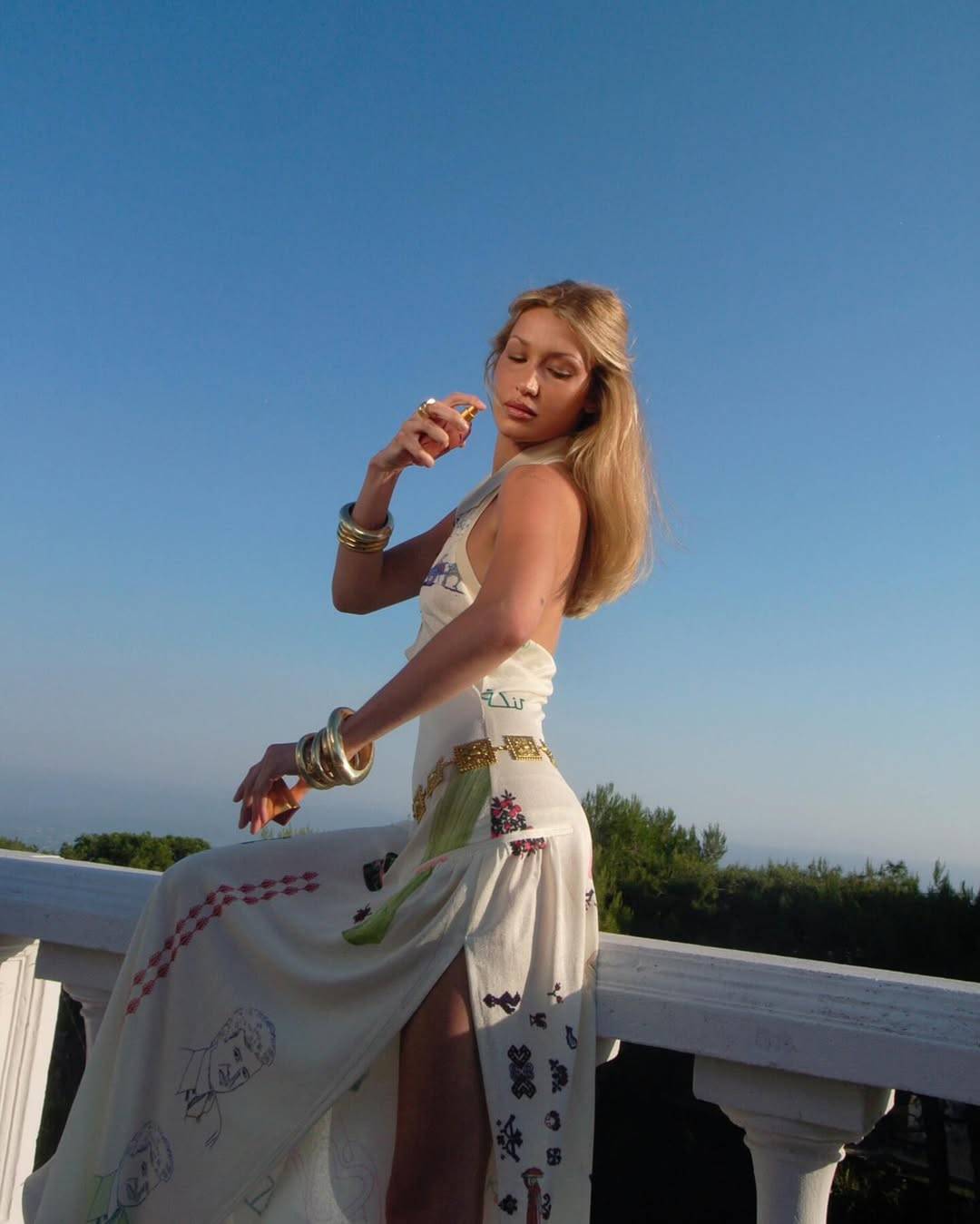 بيلا حديد بإطلالة فلسطينية مليئة بالرموز 