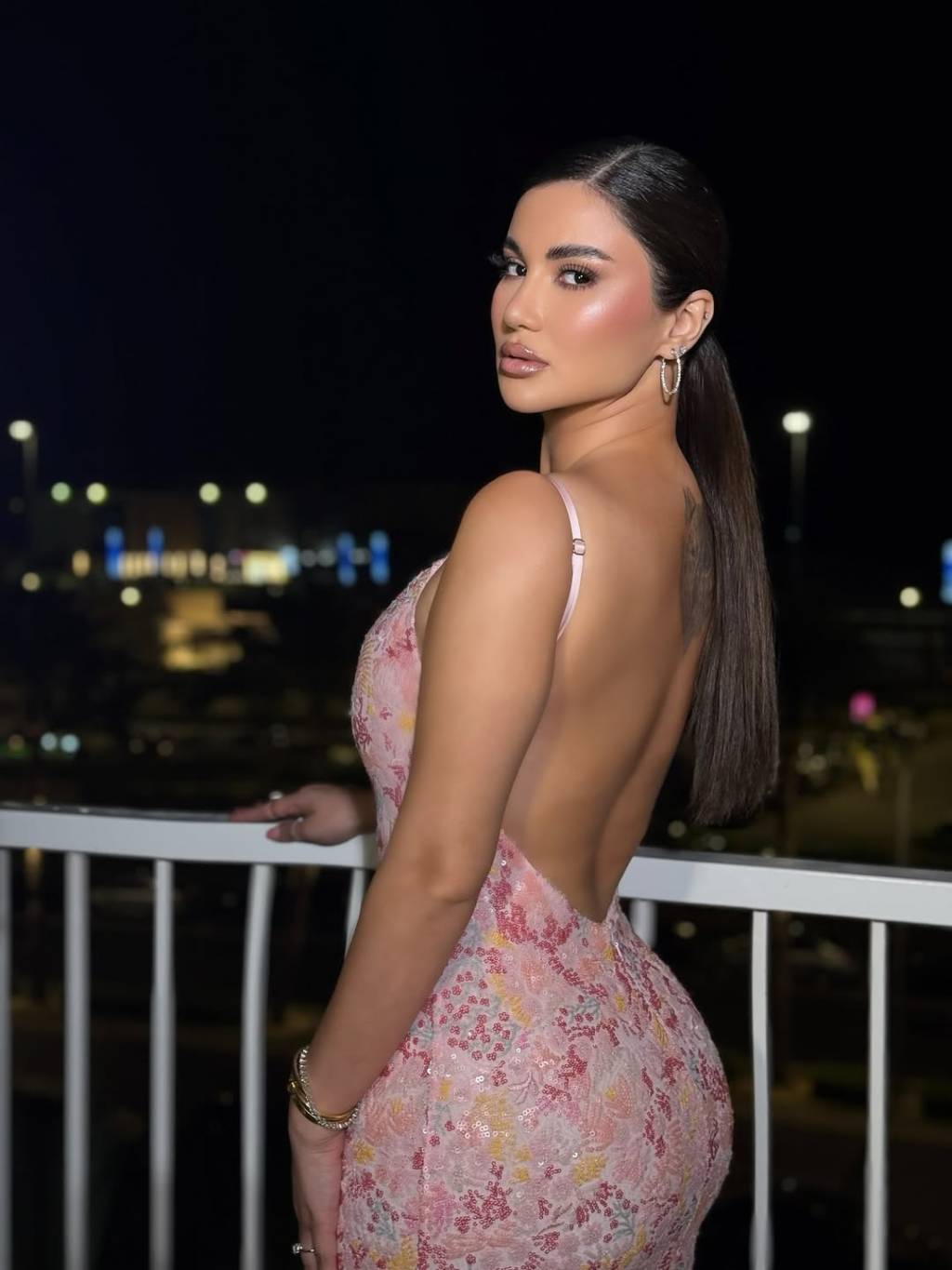 هدى الإتربي تضج أنوثةً بفستان مكشوف