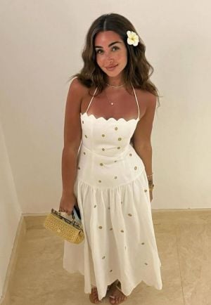 هنا الزاهد تعتمد موضة الأناقة المريحة من خلال فساتين الصيف 