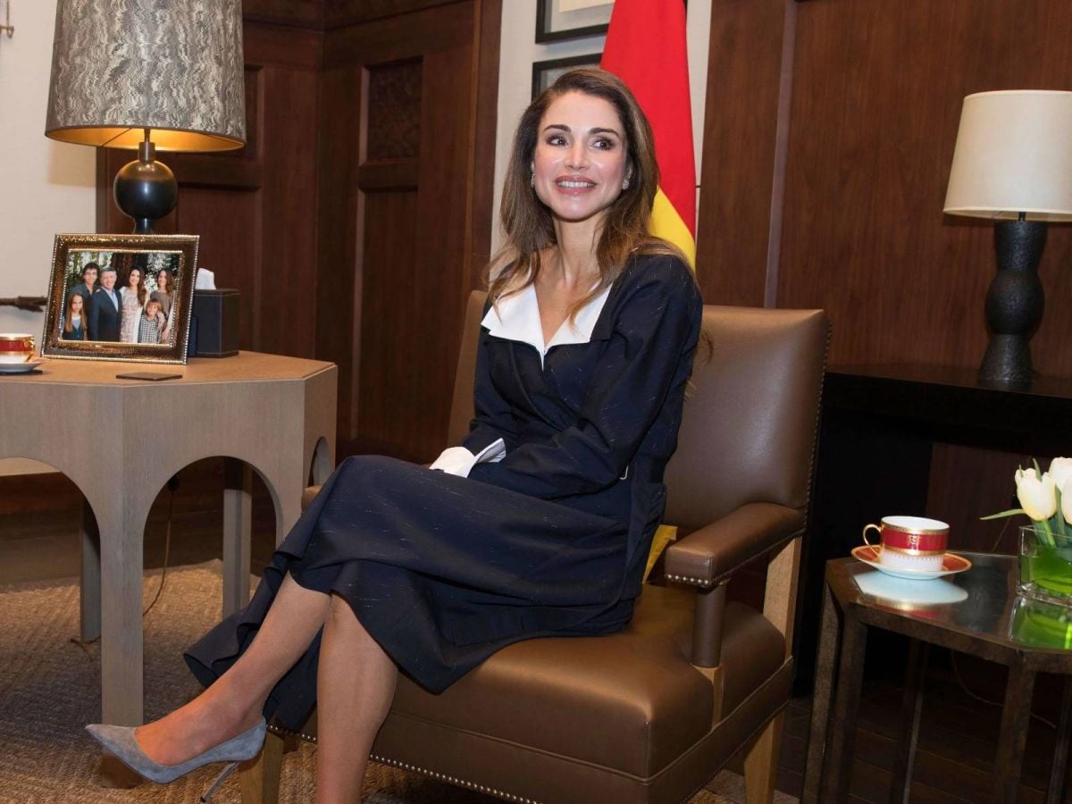 لوكات بصيحات عديدة ترافق الملكة رانيا العبدالله عند احتساء القهوة: أناقة يومية بلمسات راقية