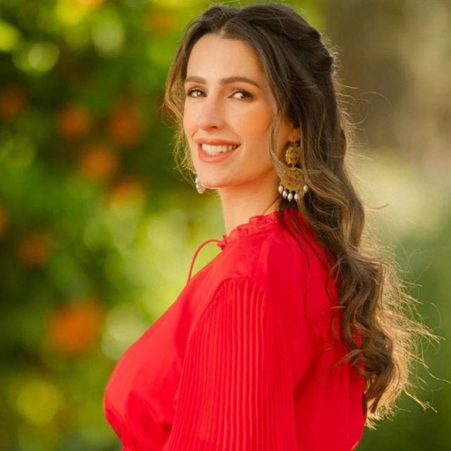 الأميرة رجوة بالفستان الأحمر