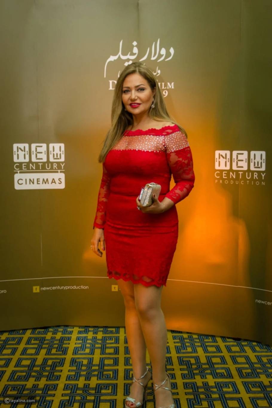 ليلى علوي تستعيد صحتها وترقص على شاطئ البحر مع صديقاتها (فيديو)