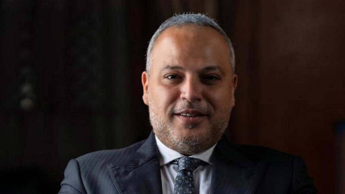 تامر عبدالمنعم يفتح النار على ممثل ويوضح حقيقة ما حصل على المسرح