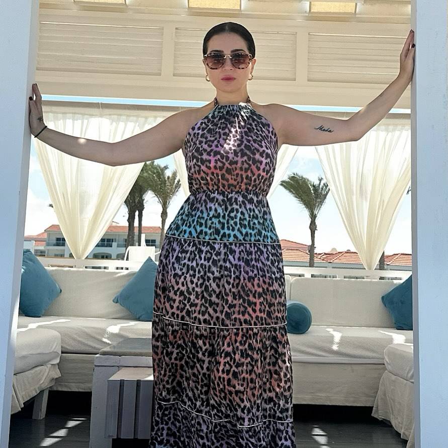 مي عز الدين تستعرض جمالها بصيحة 