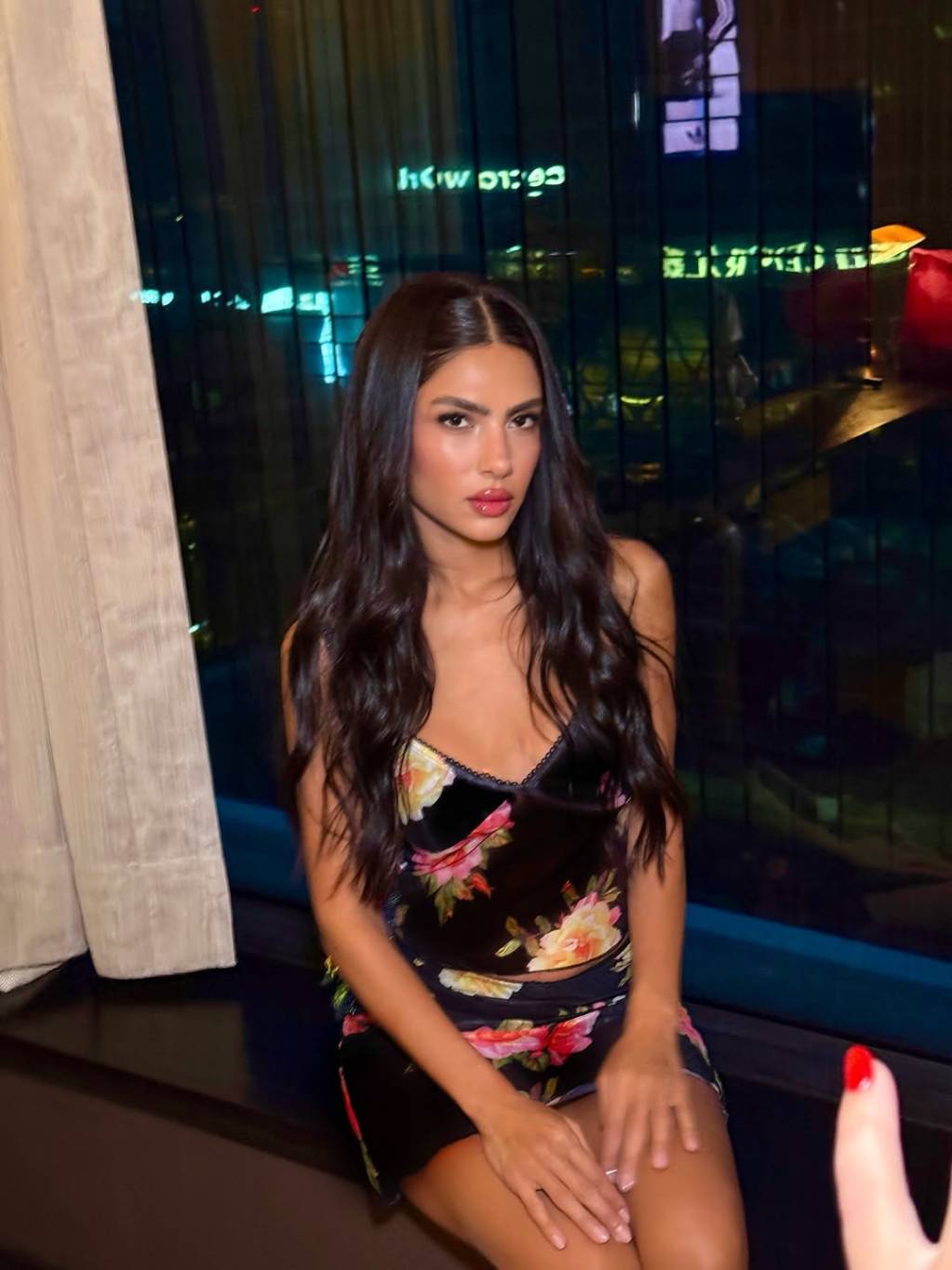 هدى المفتي تلفت الأنظار بتنورة شفّافة قصيرة