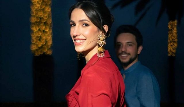 الأميرة رجوة بالفستان الأحمر