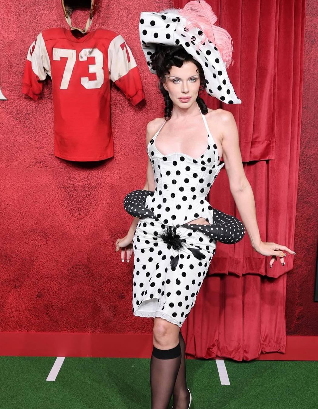 جوليا فوكس تُبدع في صيحة البولكا دوتس على السجادة الحمراء لأول مرة مع ابنها