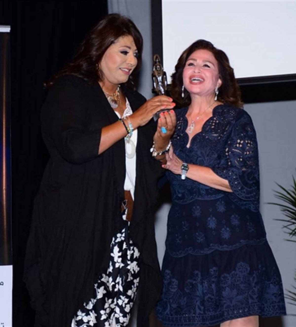 إلهام شاهين تهنّئ هالة صدقي بتكريمها في مهرجان 