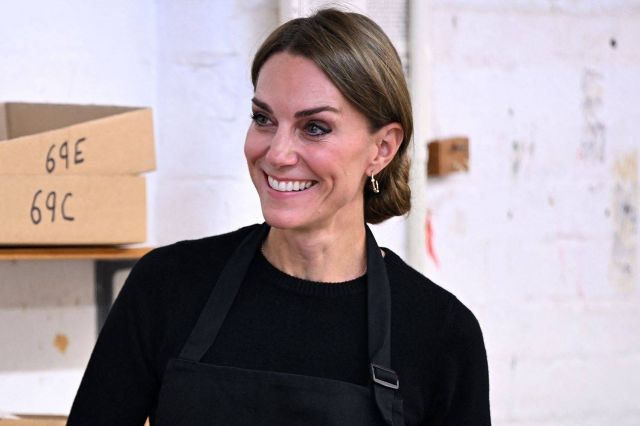 كيت ميدلتون تُبدع بربط شعرها في 10 ثوانٍ فقط من دون بكلة! (فيديو)