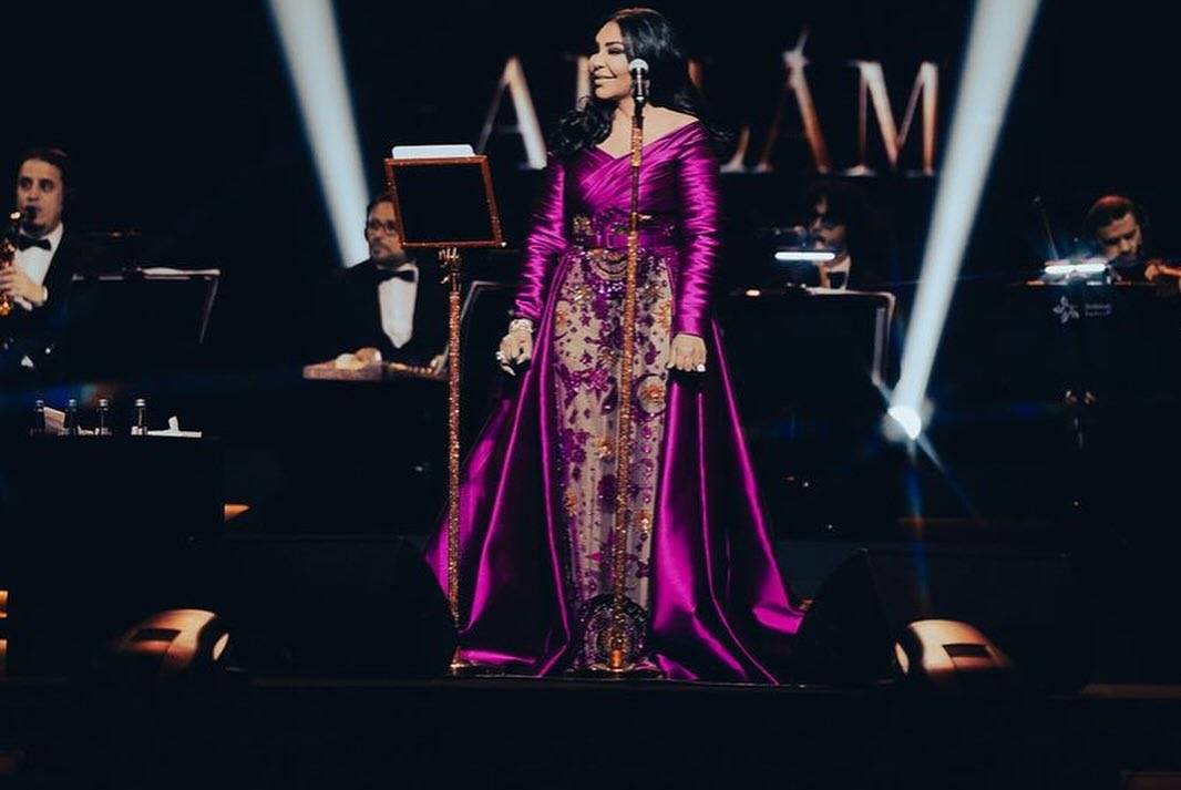 أحلام تخطف الأنظار بفستانها الأنيق في جدة