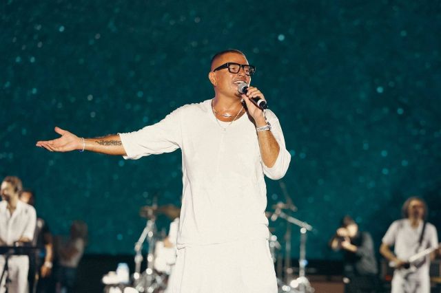 عمرو دياب يتصدر قائمة ترشيحات جوائز الموسيقى الإفريقية