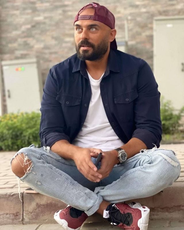 أحمد صلاح حسني أمام المحكمة رغم التصالح بعد تحطيمه سيارة موظف