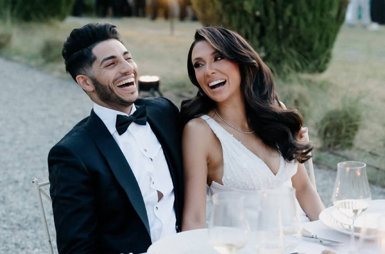 زوجة مينا مسعود تثير الجدل.. ما سر الكرسي المتحرك؟