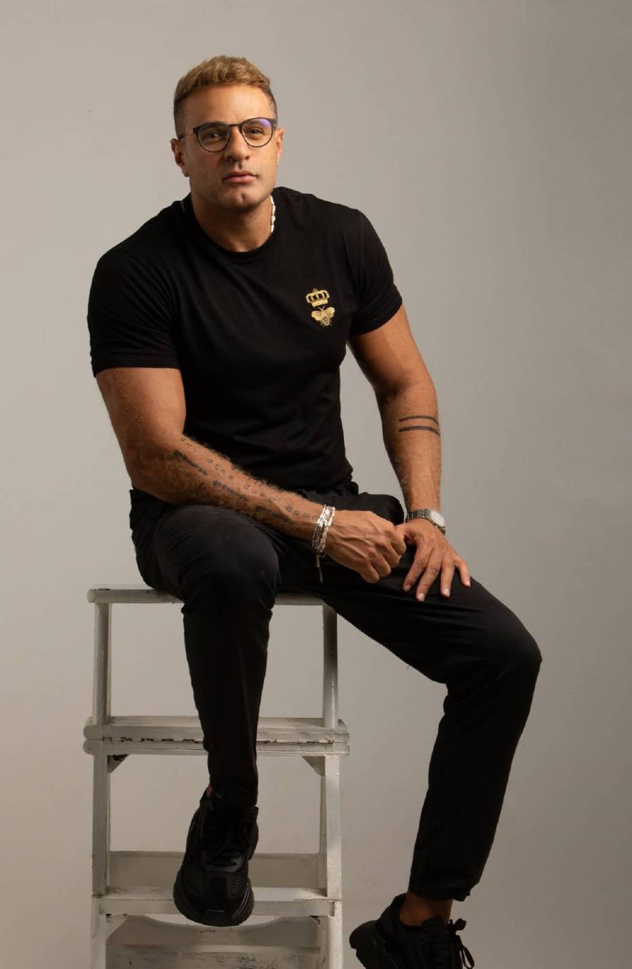 سيدة تبتز نجم 