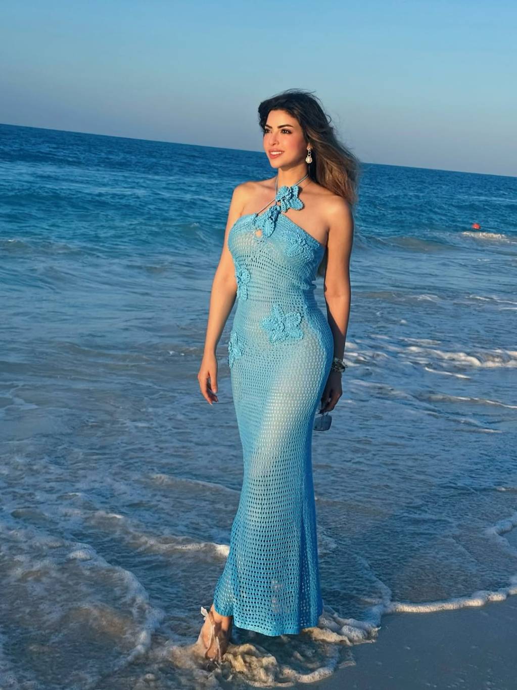 اطلالات شاطئية للنجمات بالكاش مايوه والفساتين البحرية