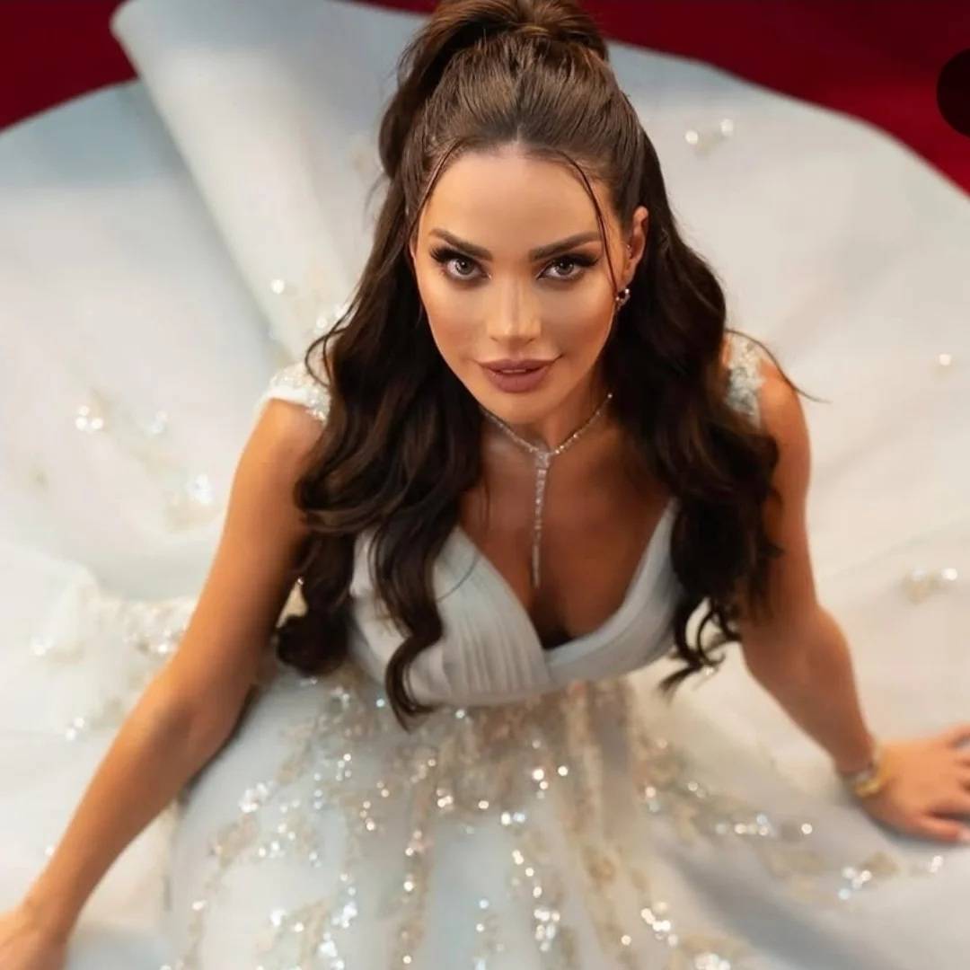 داليدا خليل تقفز بفستانها في حمام السباحة في وداع عزوبيتها