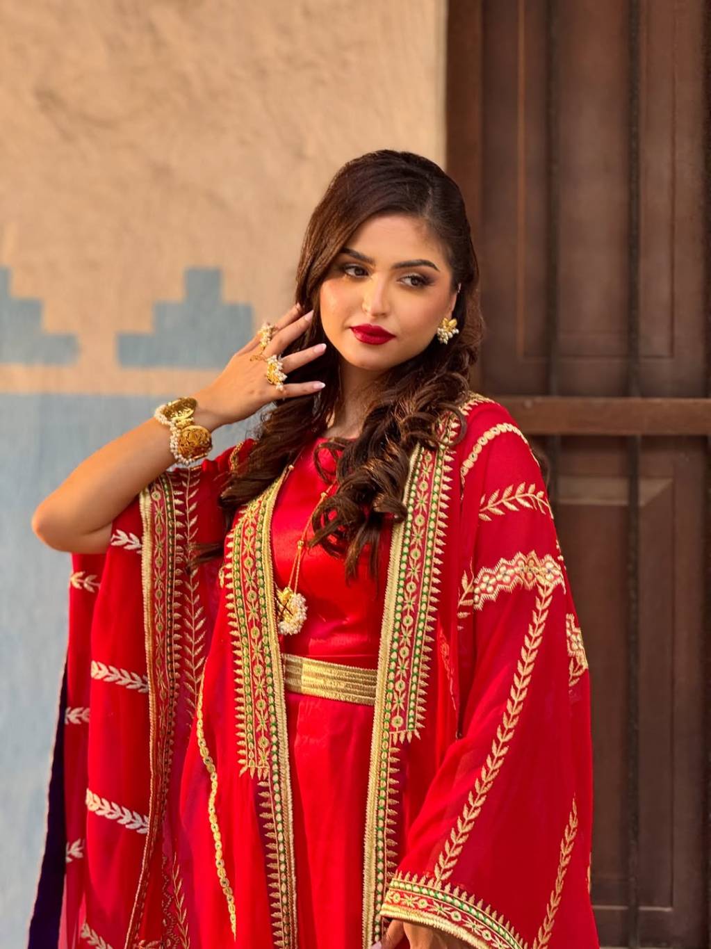 حلا الترك تحتفي بالسعودية والبحرين بقفاطين تراثية بألوان ملكية