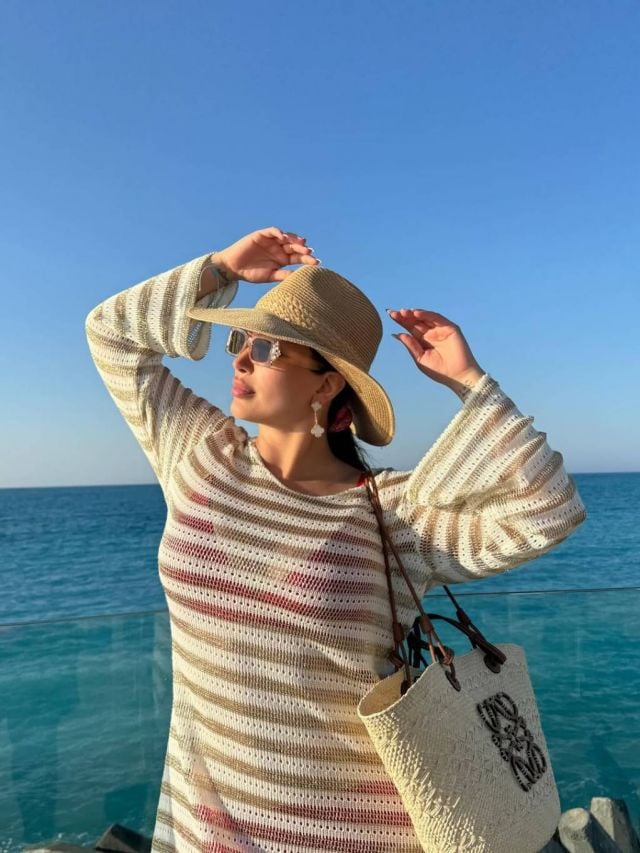 نسرين طافش بفستان قصير وملابس بحر حمراء 