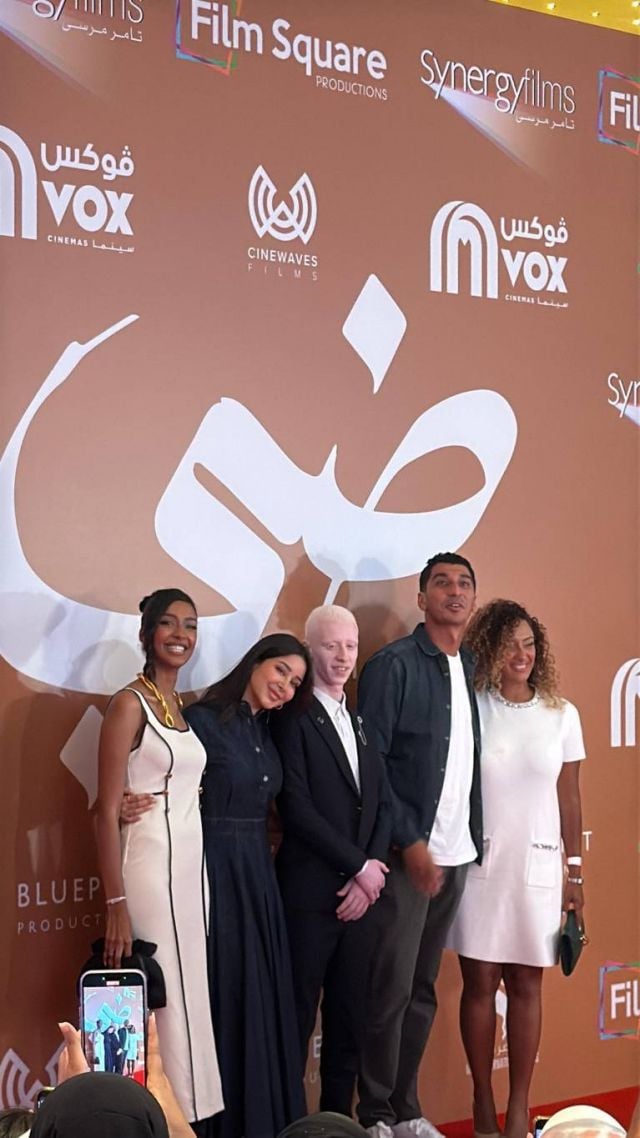 أبطال الفيلم مع أسيل عمران والمخرج كريم الشناوي